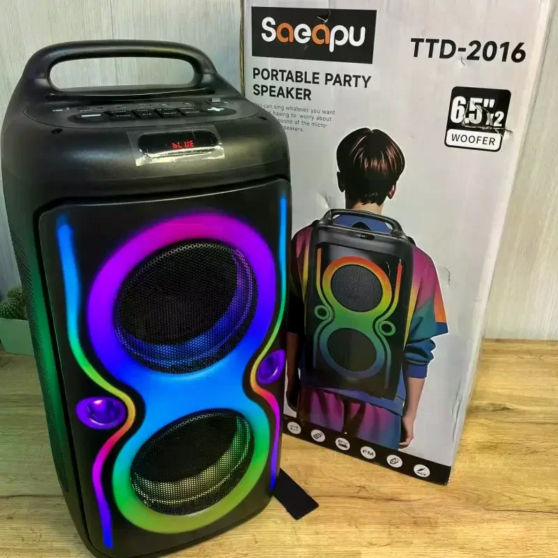 Bluetooth колонка TTD-2016 увімкнена біля фірмової упаковки